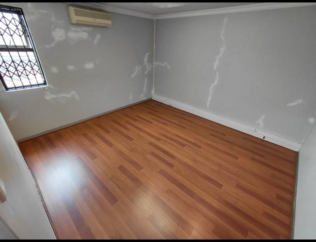 103M² OFFICE TO LET IN FOURWAYS